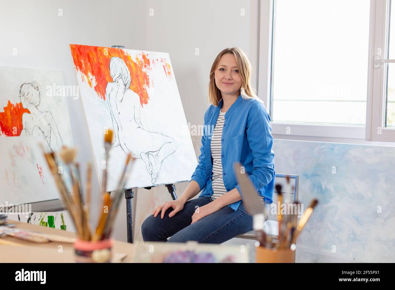 Woman sitting on canvas chair hi-res stock photography and images - Alamy