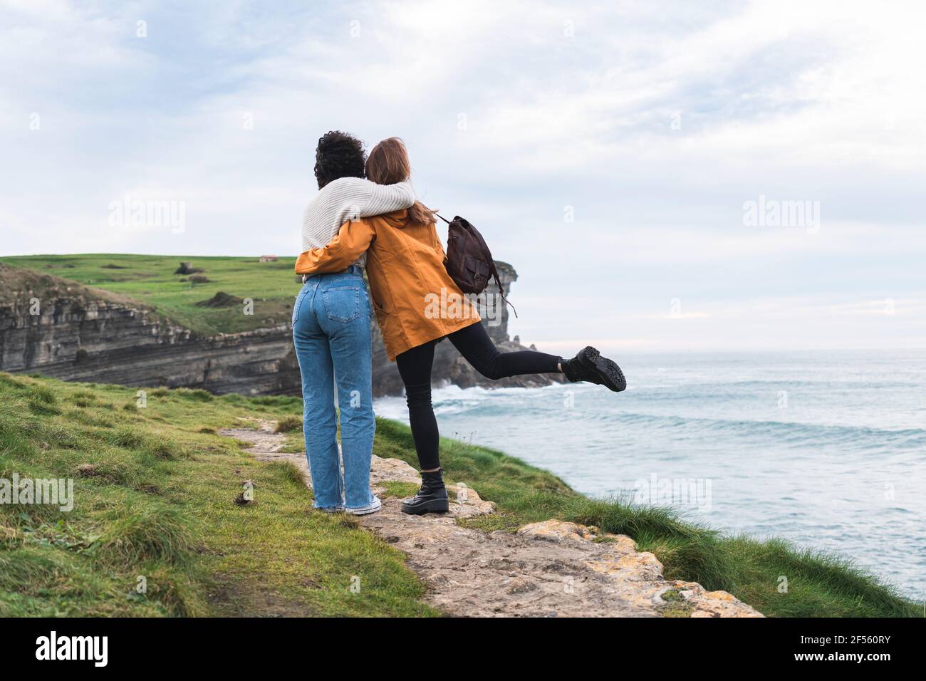 Arms around each other hi-res stock photography and images - Alamy