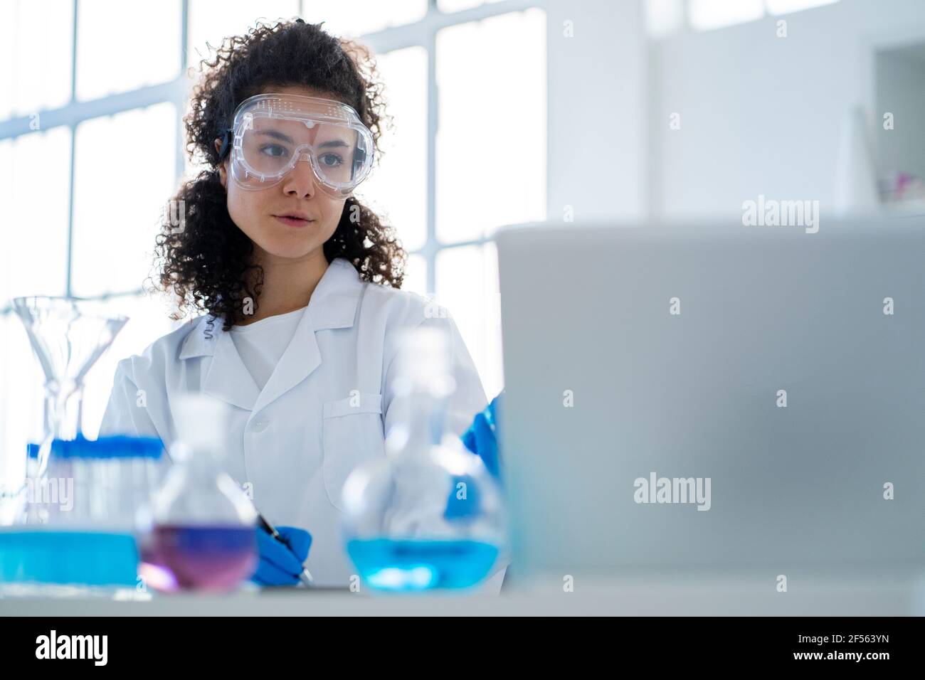 Chemistry lab hires stock photography and images Alamy