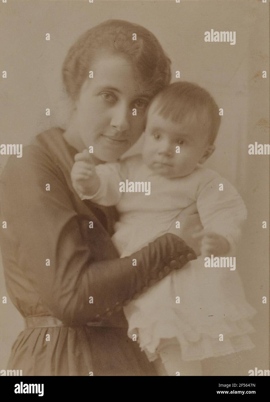 Carla Erna Wilhelmine Scholz with her daughter Renate Scholz. Renate Scholz (1919-1999) poses as the only child of Carla Scholz (Geb. Hartmann) and Dr. med. William Scholz, director of Deutsche Werft AG, from her first year of life to regularly in front of the camera. Thus, the Studio Diez-Dührkoop documents the young woman's growing up in the 1930s, which will later promote in Romance. The photographer Minya Diez-Dühnkoop (1873-1929) has begun as a 15-year-old in the Hamburg studio of her father, Rudolf Dührkoop, to work. From 1906 she is officially business partner of her father and finally Stock Photo