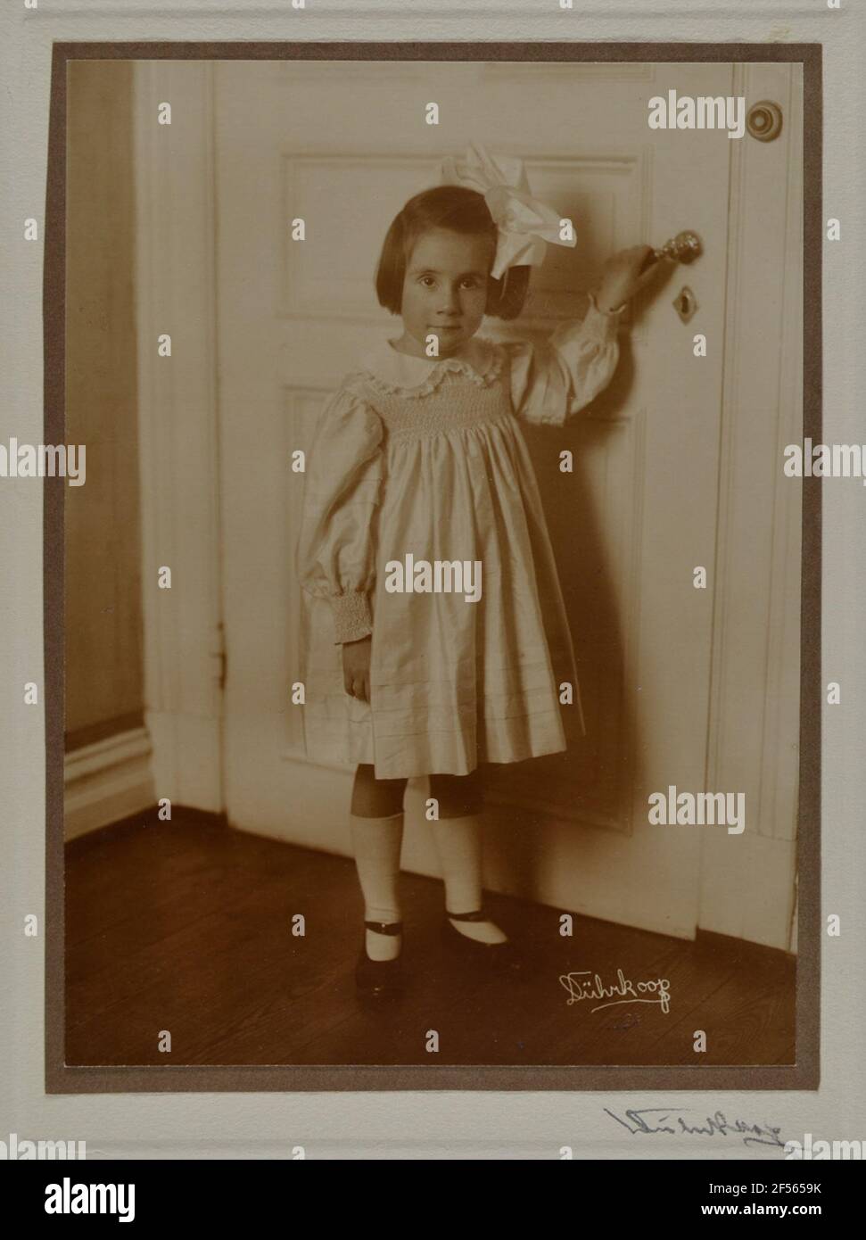 Renate Scholz. Renate Scholz (1919-1999) poses as the only child of Carla Scholz (Geb. Hartmann) and Dr. med. William Scholz, director of Deutsche Werft AG, from her first year of life to regularly in front of the camera. Thus, the Studio Diez-Dührkoop documents the young woman's growing up in the 1930s, which will later promote in Romance. The photographer Minya Diez-Dühnkoop (1873-1929) has begun as a 15-year-old in the Hamburg studio of her father, Rudolf Dührkoop, to work. From 1906 she is officially business partner of her father and finally takes over the 'workshop for the artistic camer Stock Photo