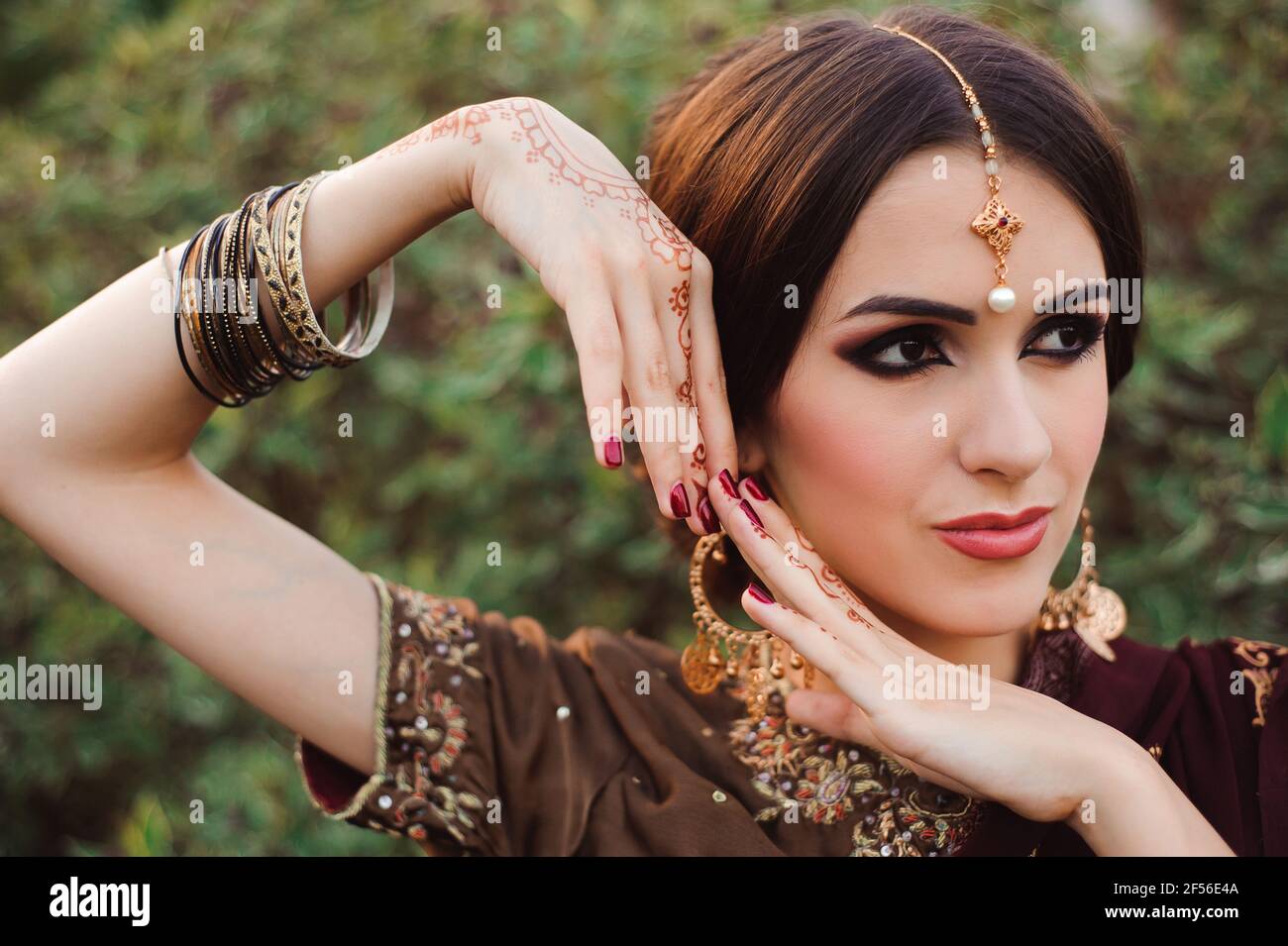 Muslim bride henna tattoos mehndi hires stock photography and images