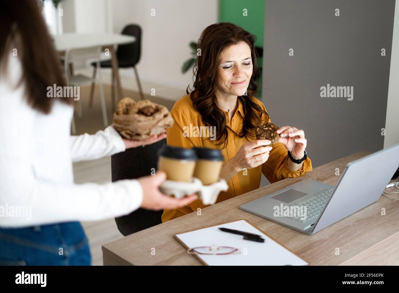 Красивые постеры для кофейни. Can i have coffee? and is there … cake?. Coffee addict. Суббота и кофе мем. Hi sarah.