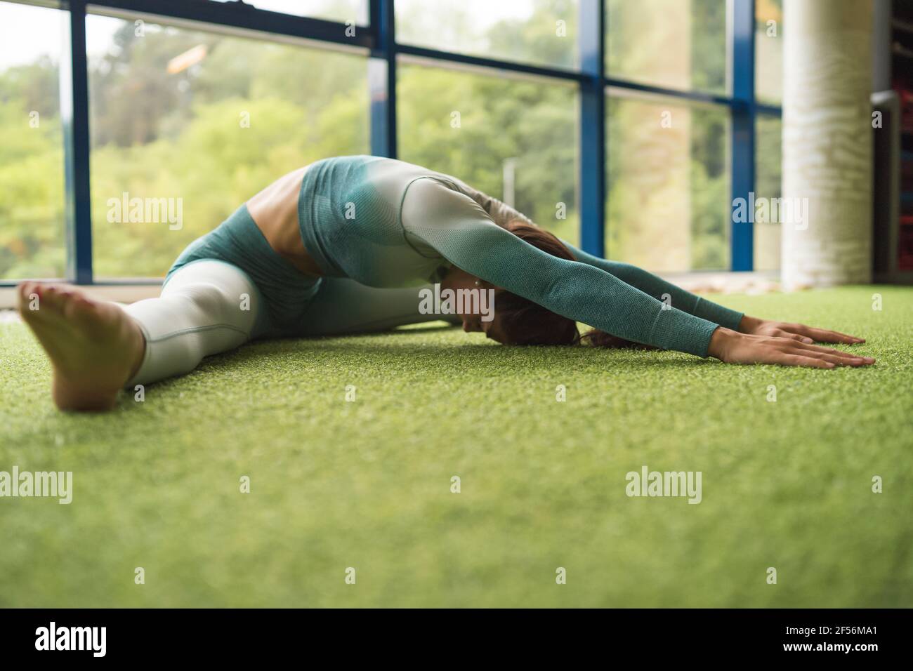Women stretching in gym hi-res stock photography and images - Alamy
