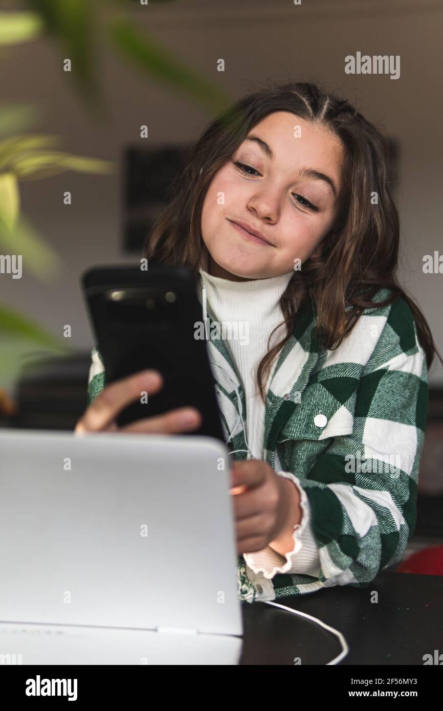 Girl learning in mobile hi-res stock photography and images - Alamy