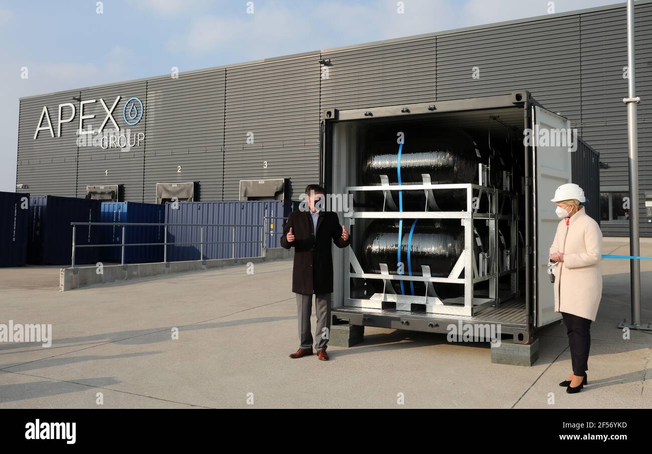 Laage Germany 24th Mar 21 Mathias Hehmann L R Managing Director Of Apex And Manuela Schwesig Spd Minister President Of Mecklenburg Western Pomerania Stand In Front Of Hydrogen Tanks At The Official Commissioning Of