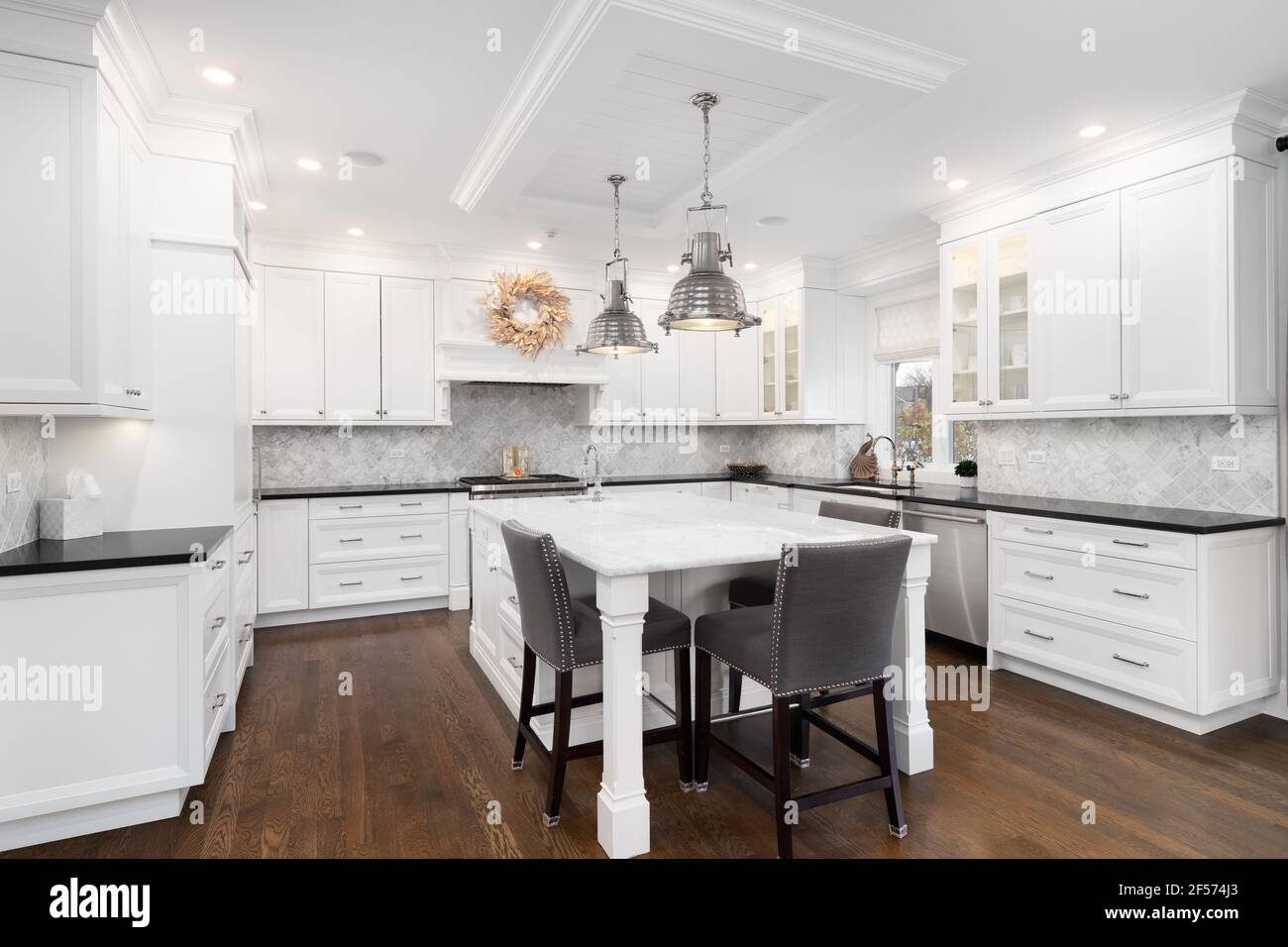 White modern kitchen island hi-res stock photography and images - Alamy