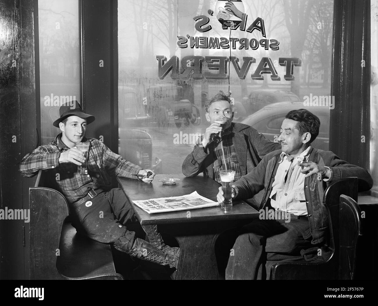 Three Men having Beer in Art's Sportsmen's Tavern on rainy day, Colchester, Connecticut, USA, Jack Delano, U.S. Office of War Information, November 1940 Stock Photo