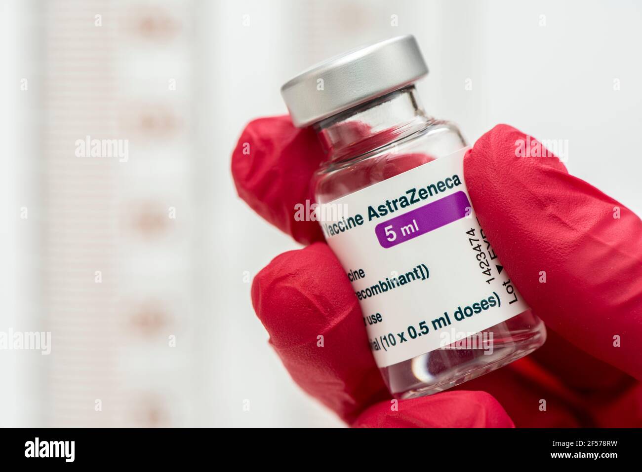 Original Impfampullen mit Impfstoff gegen Covid-19 Pandemie Stock Photo