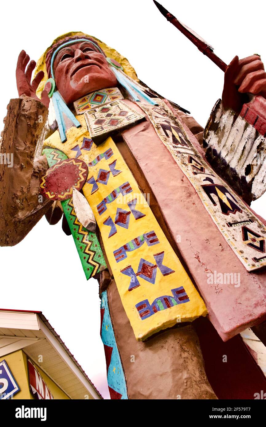 Native american indian statue hi-res stock photography and images - Alamy