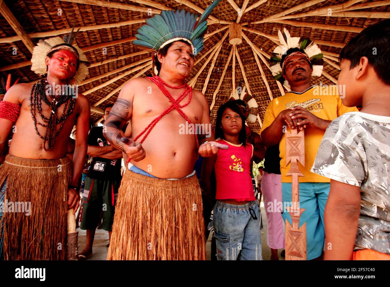 porto seguro, bahia / brazil - february 21, 2008: india pataxo da audeia  Jaqueira in the city of Porto Seguro, is seen using a credit card to pay  for Stock Photo - Alamy