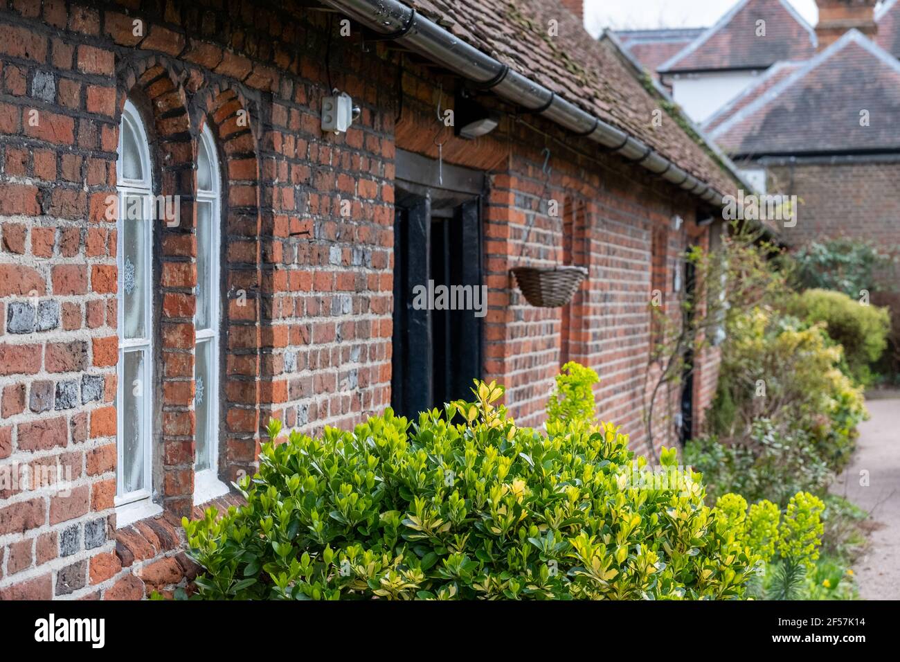 Wilbraham's Almshouses in Hadley Green, High Barnet, North London UK. Cottages are built of red brick and red roof tiles, have mullioned windows and p Stock Photo