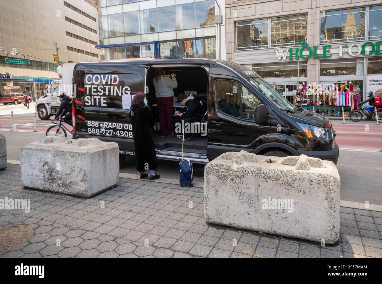 Mobile Covid-19 testing van in Union Square in New York on Friday, March 19, 2021. (© Richard B. Levine) Stock Photo