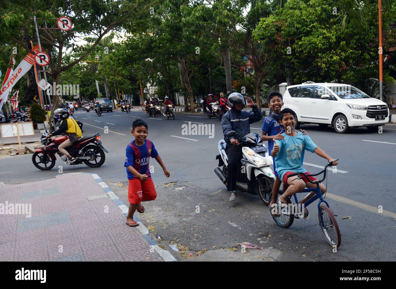 Smiling children hi-res stock photography and images - Alamy