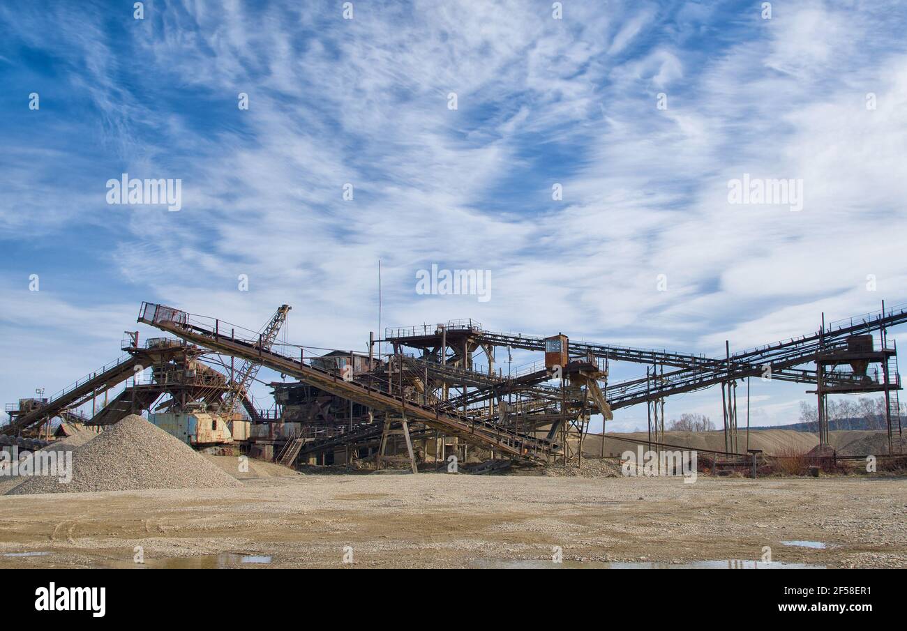 Crushing machinery, cone type rock crusher, conveying crushed granite