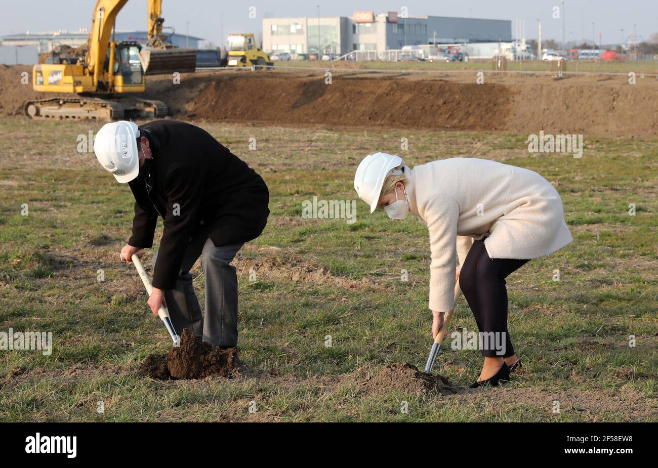 Laage Germany 24th Mar 21 Mathias Hehmann L R Managing Director Of Apex And Manuela Schwesig Spd Minister President Of Mecklenburg Western Pomerania At The Start Of Construction For Europe S First Co2 Neutral Industrial Park