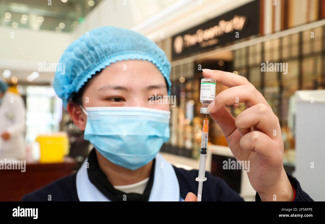 HUAI'AN, CHINA - MARCH 25, 2021 - A medical worker prepares vaccines in Huai 'an, Jiangsu province, China, March 25, 2021. (Photo by Zhao Qirui/Costfoto/Sipa USA) Credit: Sipa USA/Alamy Live News Stock Photo