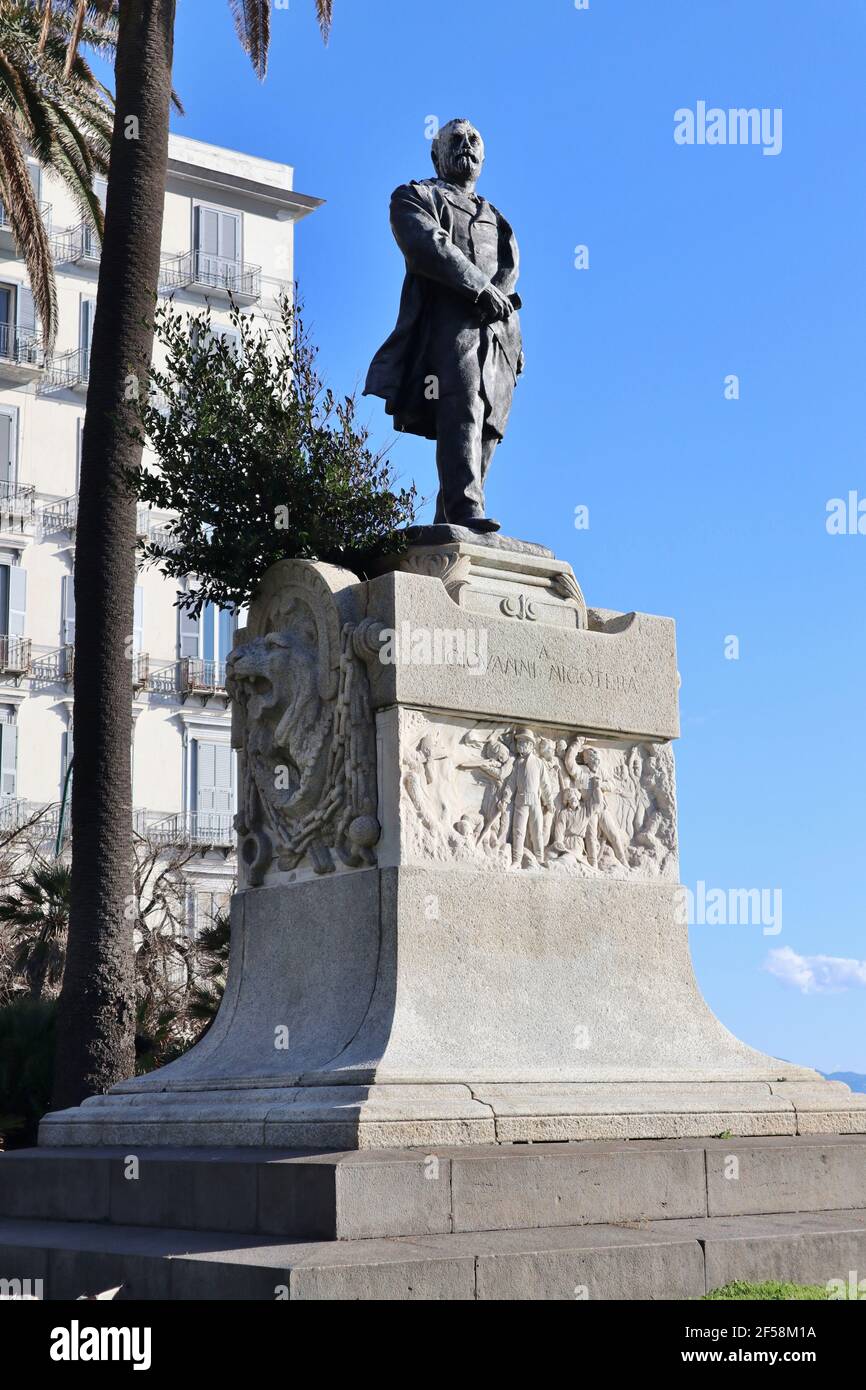 Napoli Statua di Giovanni Nicotera in Piazza Vittoria Stock Photo Alamy