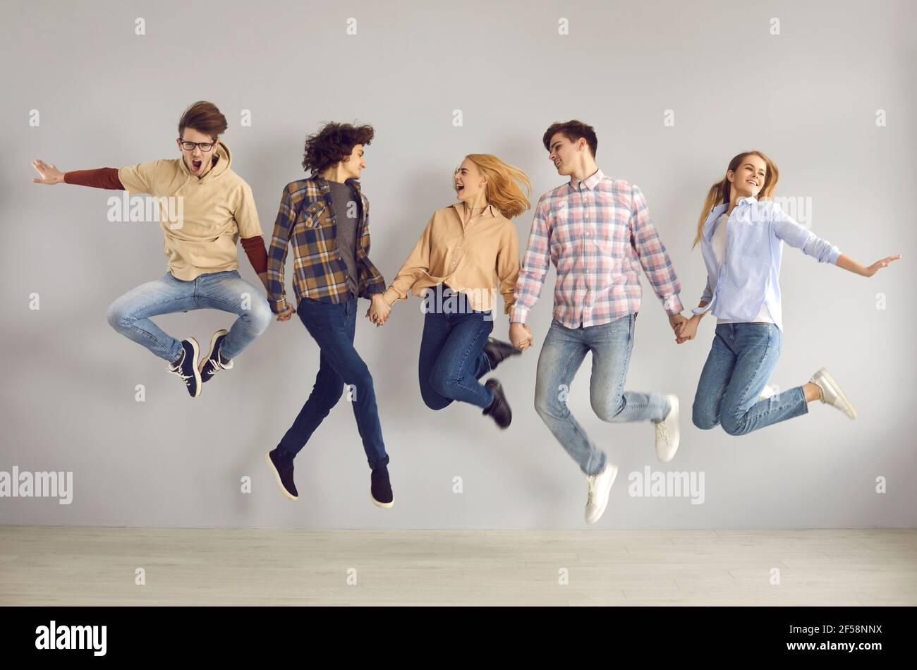 Teen girl friends group fashion hi-res stock photography and images - Alamy
