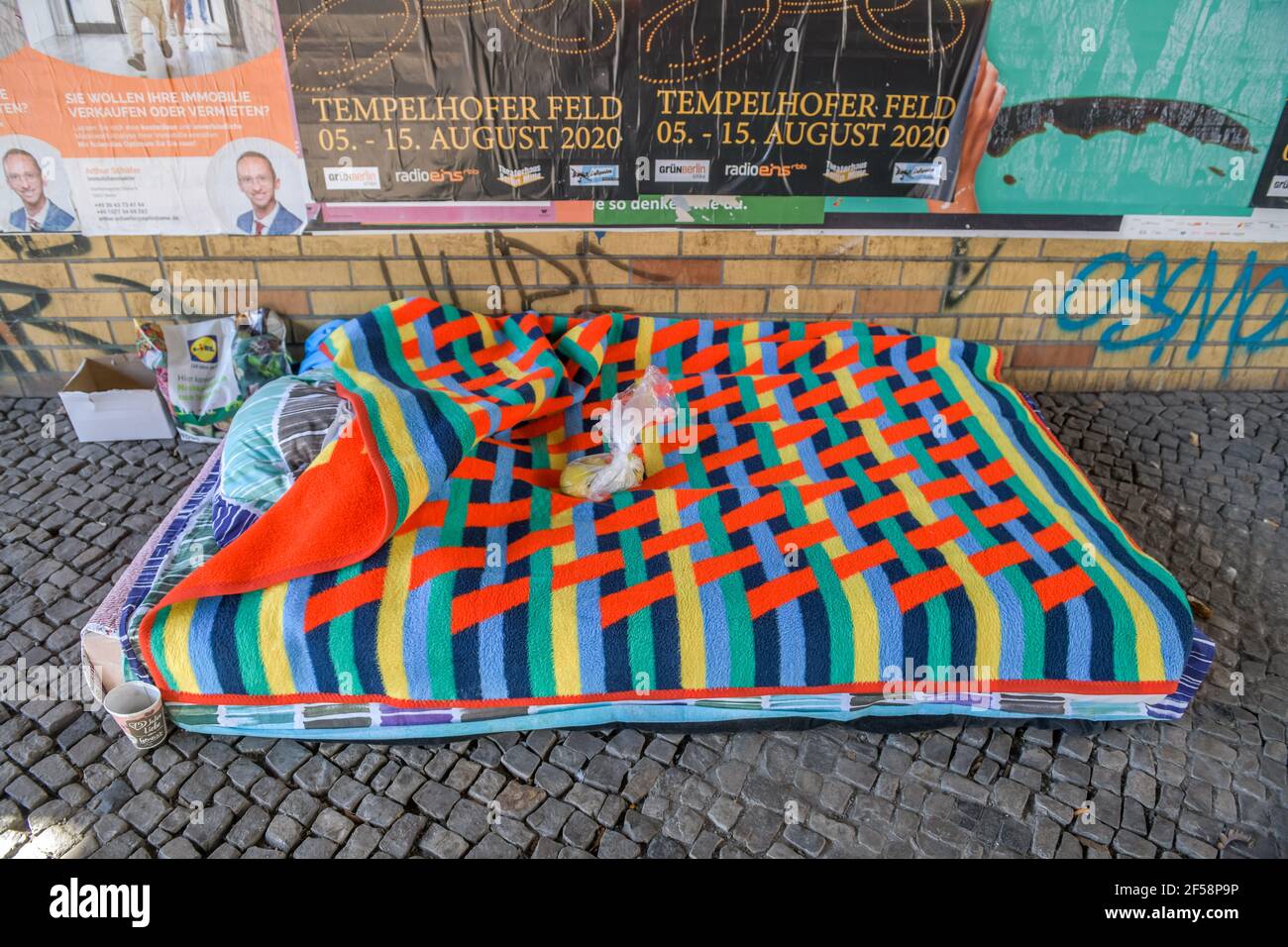 Matratze, Lager eines Obdachlosen, Holtzendorffstraße, Charlottenburg, Berlin, Deutschland Stock Photo
