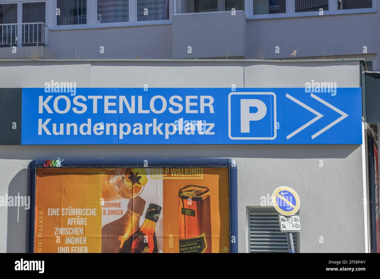 Kostenloser Kundenparkplatz, Witzlebenstraße, Charlottenburg, Berlin, Deutschland Stock Photo