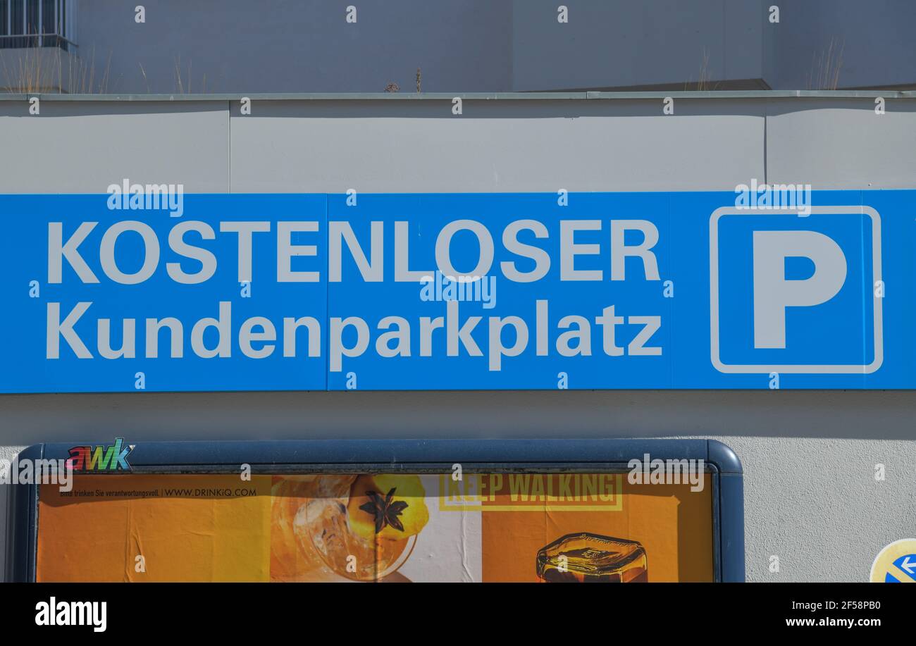 Kostenloser Kundenparkplatz, Witzlebenstraße, Charlottenburg, Berlin, Deutschland Stock Photo