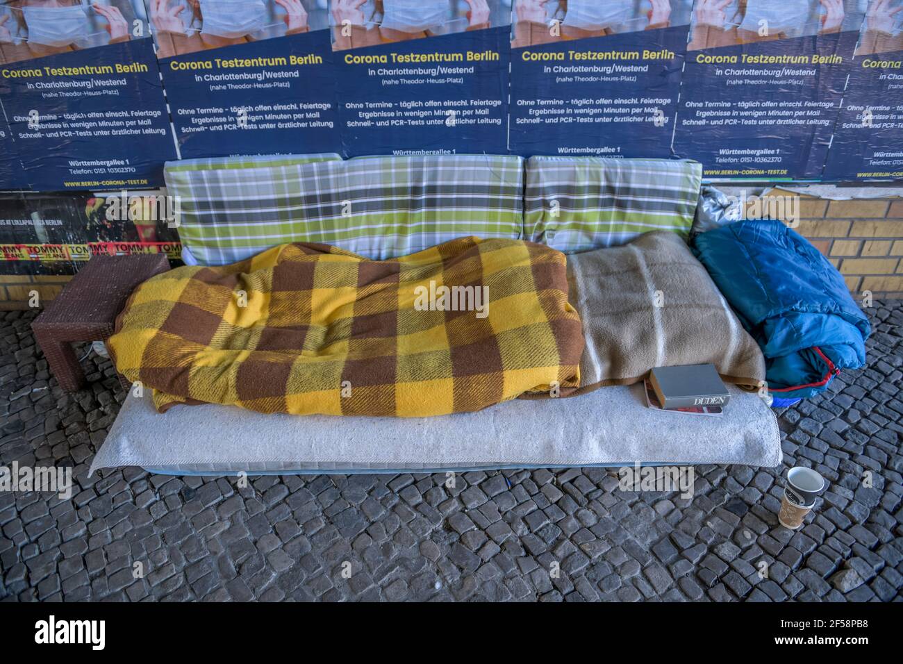 Matratze, Lager eines Obdachlosen, Holtzendorffstraße, Charlottenburg,  Berlin, Deutschland Stock Photo - Alamy
