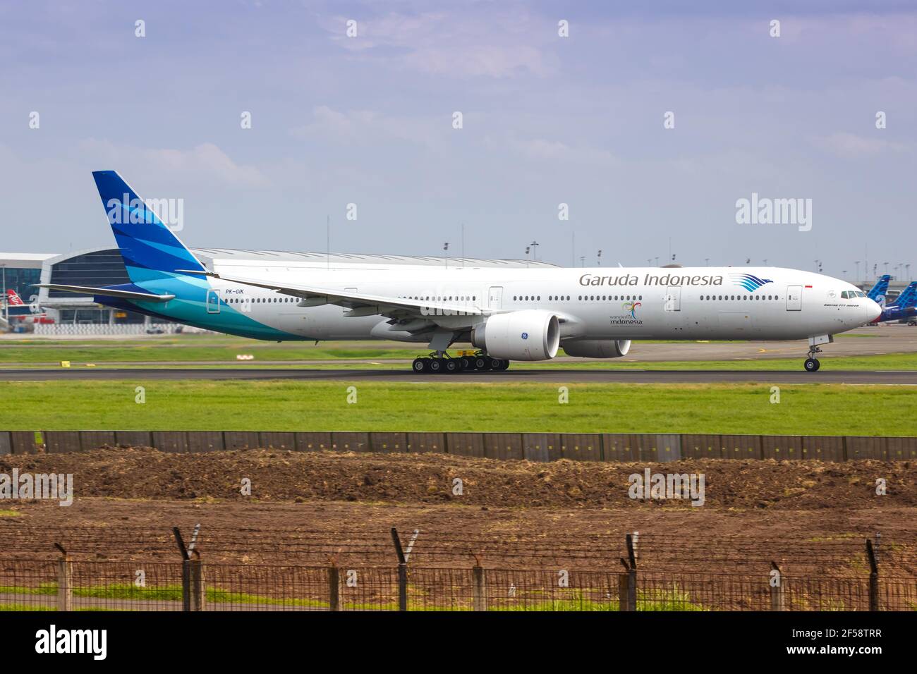 航空機・ヘリコプター Boeing 777-300ER Garuda Indonesia PK-GIE Garuda Indonesia Boeing 777-300ER PK-GIE at Amsterdam - Schiphol