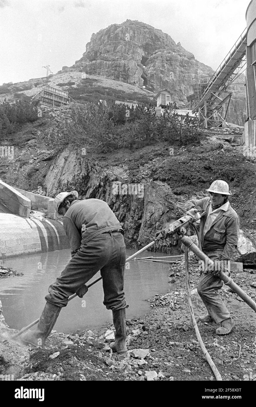 - construction site for the Braulio AEM hydroelectric power station (Valtellina, September 1983)   - Cantiere per la costruzione della centrale idroelettrica AEM del Braulio (Valtellina, Settembre 1983) Stock Photo