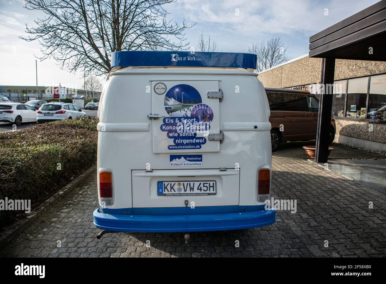 VW Bus T2 aus den Siebziger Jahren in der Ausführung als Transporter für Eis. Statt Schiebetür und Heckklappe hat der stark isolierte Eisbus kleine di Stock Photo