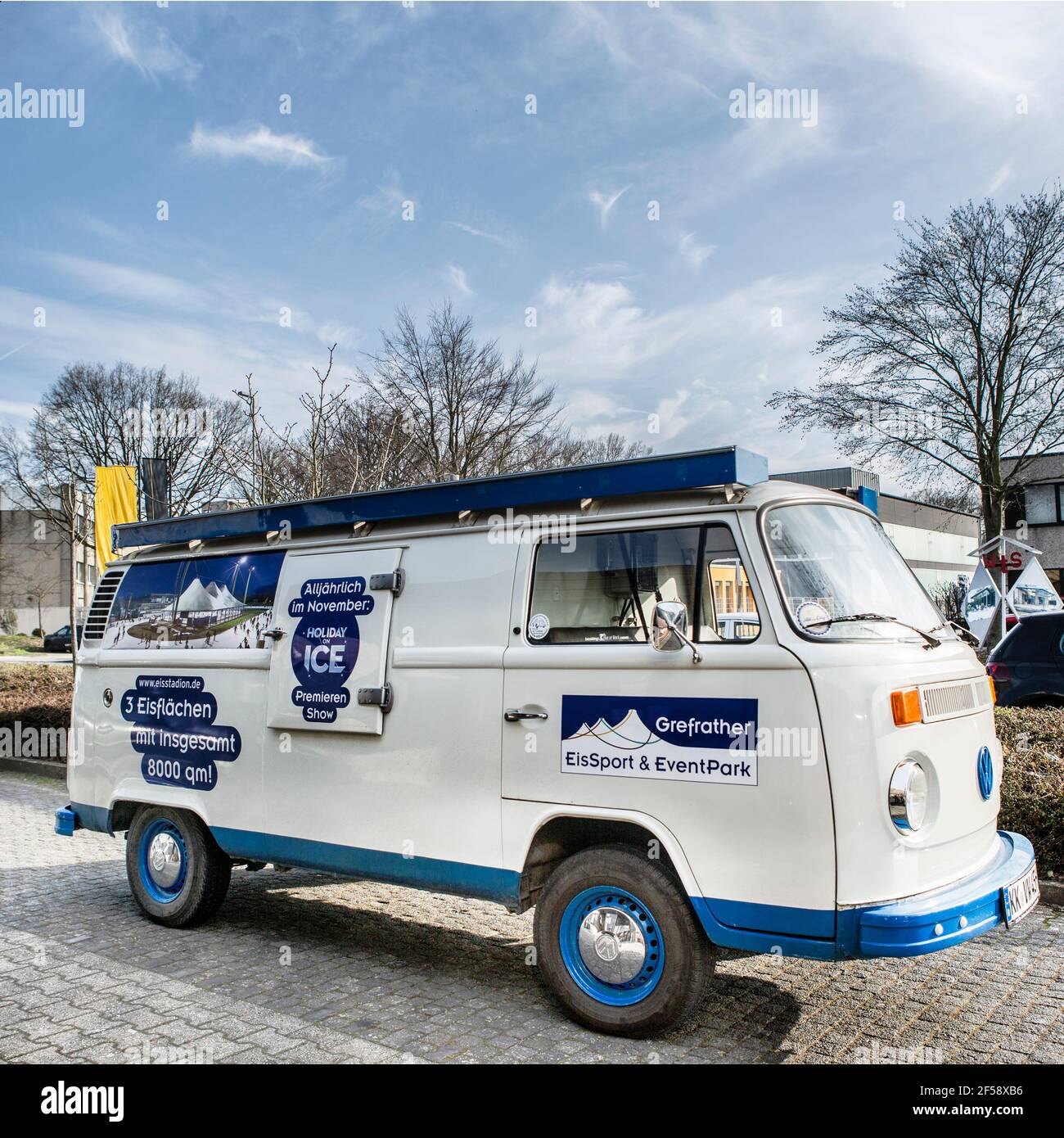 VW Bus T2 aus den Siebziger Jahren in der Ausführung als Transporter für Eis. Statt Schiebetür und Heckklappe hat der stark isolierte Eisbus kleine di Stock Photo