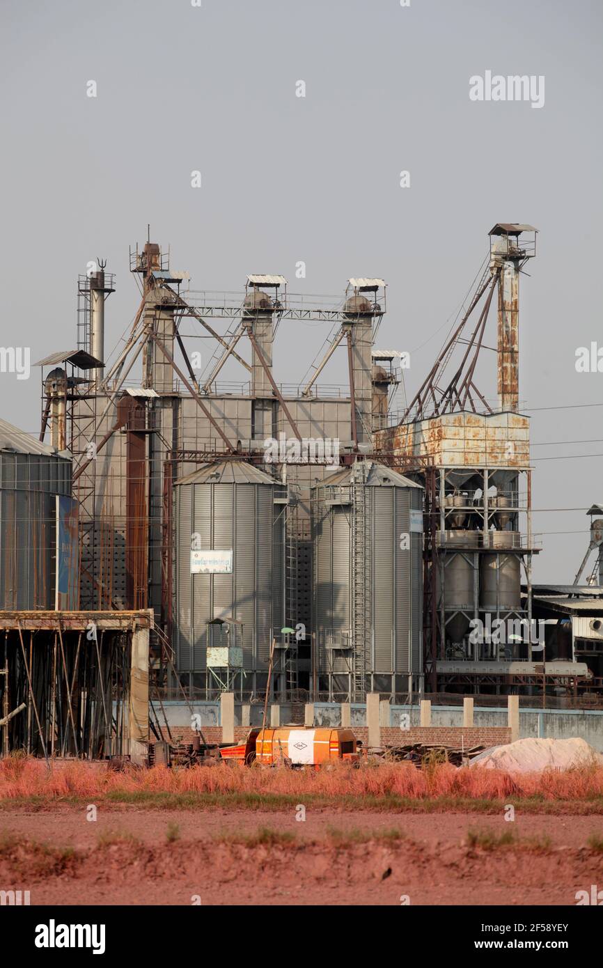 Grain rice factory, Grain Storage tanks in rice mill, India Stock Photo
