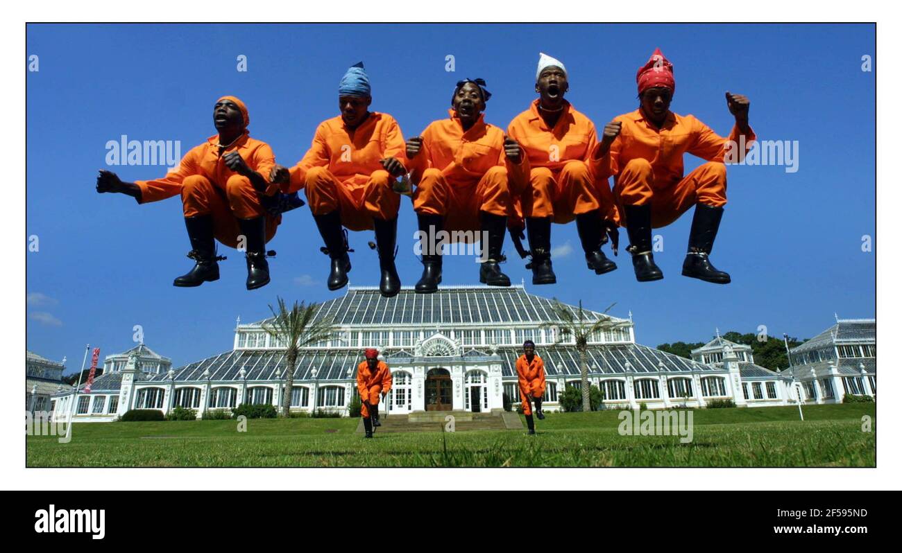 GUMBOOT Dancing from South Africain Kew Gardens The dancers will be apearing in the Diaspora Music Free Festival in Kew this weekend 29/30/6/2002pic David Sandison 26/6/2002 Stock Photo