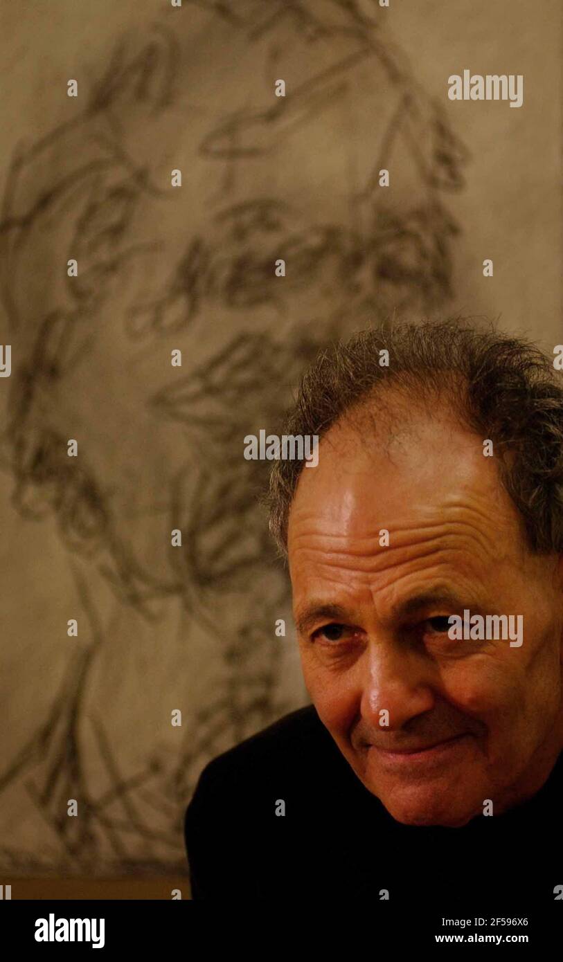 FRANK AUERBACH WITH HIS SELF PORTRAIT IN THE NPG. 14 May 2002 PILSTON Stock Photo