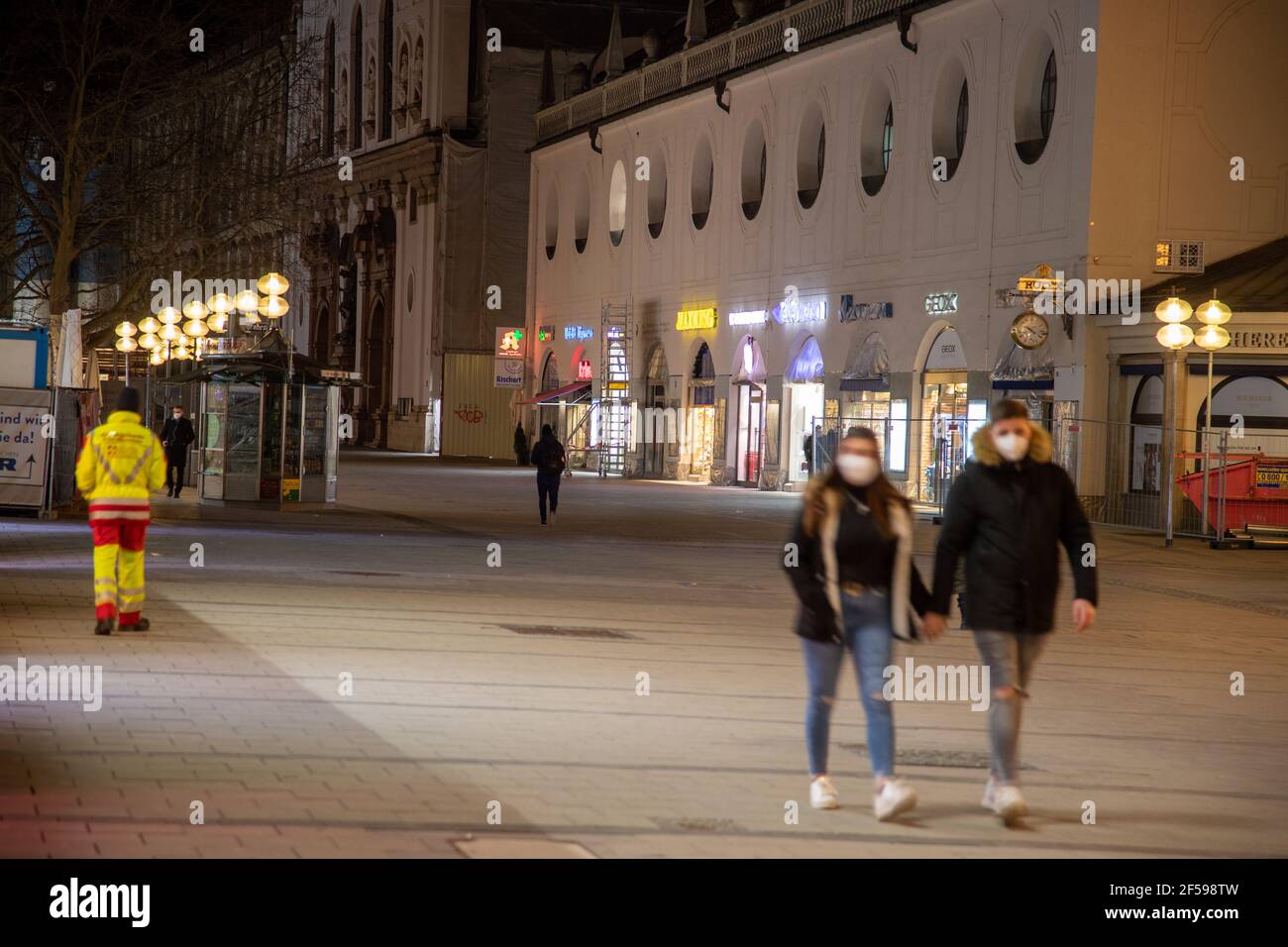 Die Münchner Innenstadt und Fußgängerzone ist am Abend / Nacht des 24.3.2021 ziemlich leer. - The Munich pedestrian zone is almost empty at the night of March 24 2021. (Photo by Alexander Pohl/Sipa USA) Stock Photo