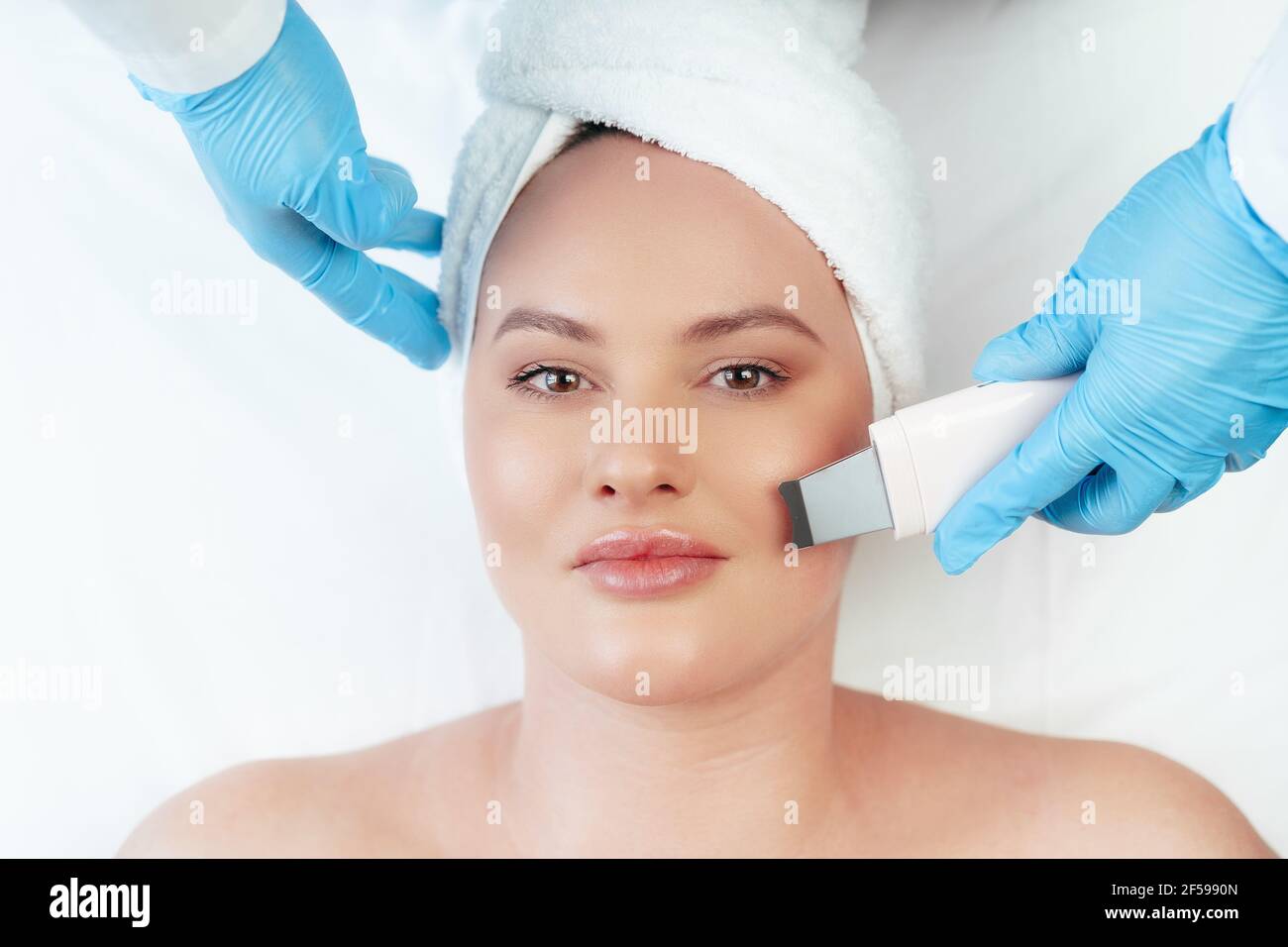 Woman receiving ultrasound lifting hi-res stock photography and images ...