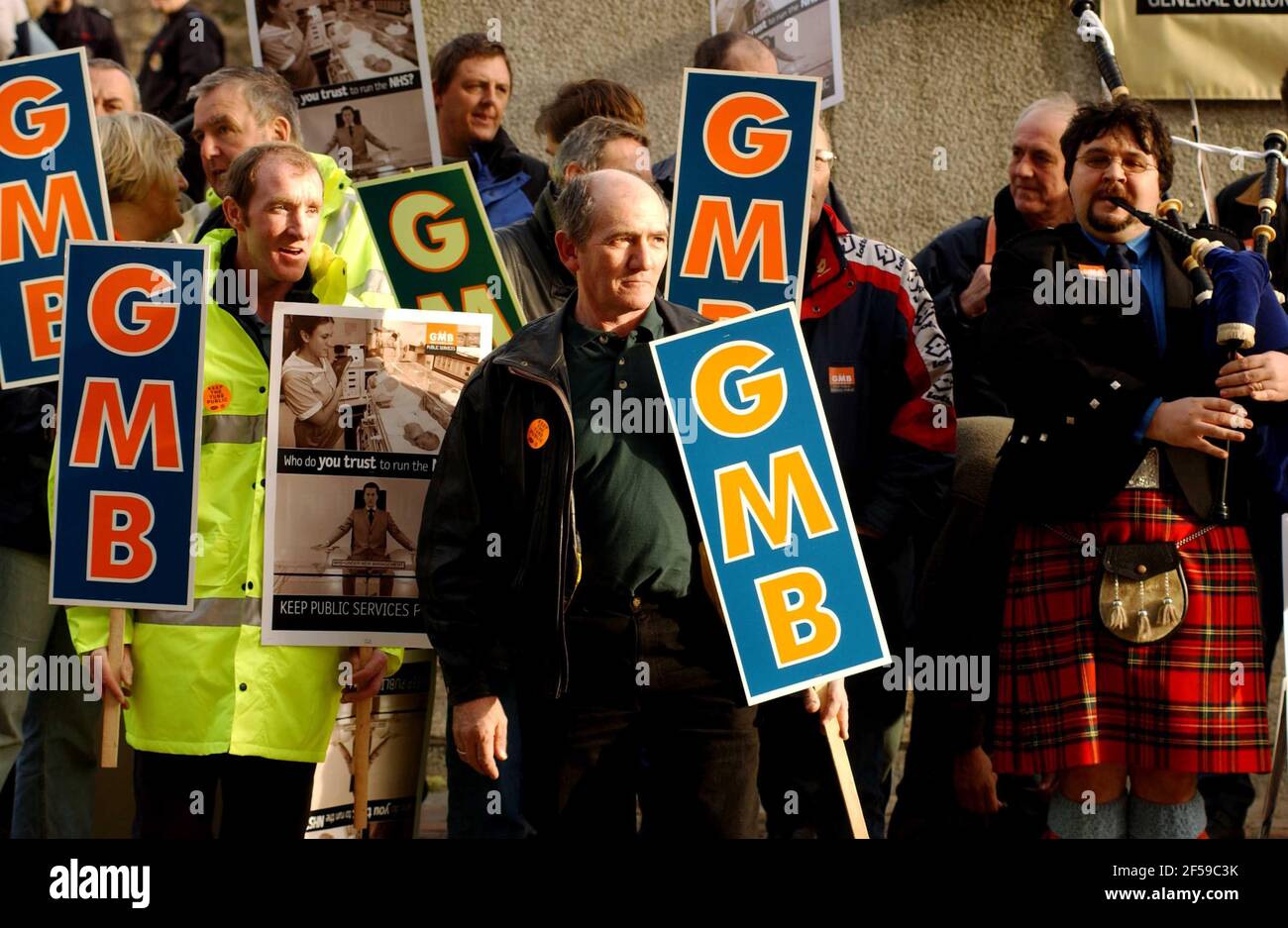 PROTESTERS AT WESTMINSTER TODAY IN SUPPORT OF THE RALLY FOR PUBLIC SERVICES.4 December 2001 PHOTO ANDY PARADISE Stock Photo