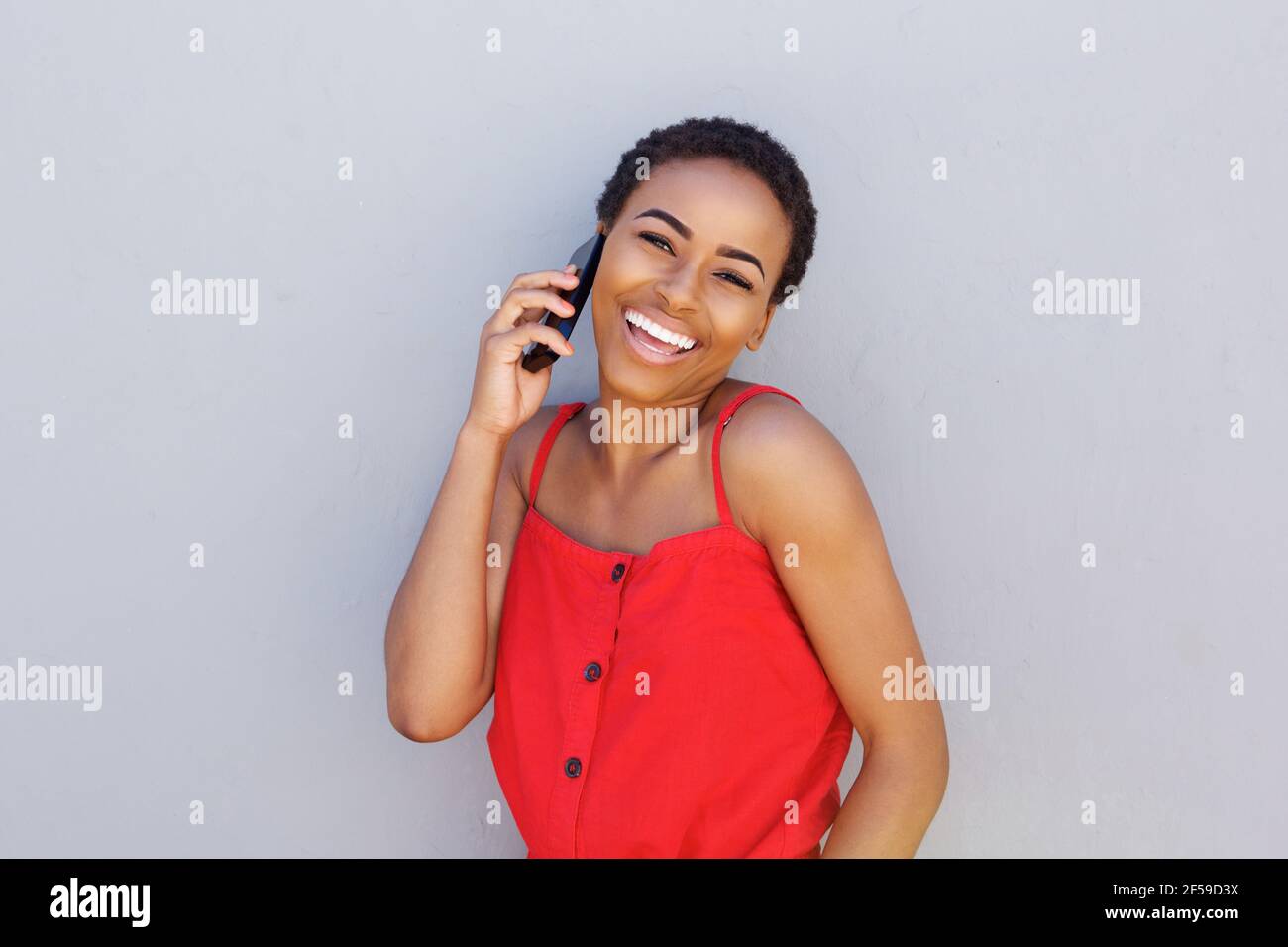 Black woman talking on cellphone hi-res stock photography and images ...