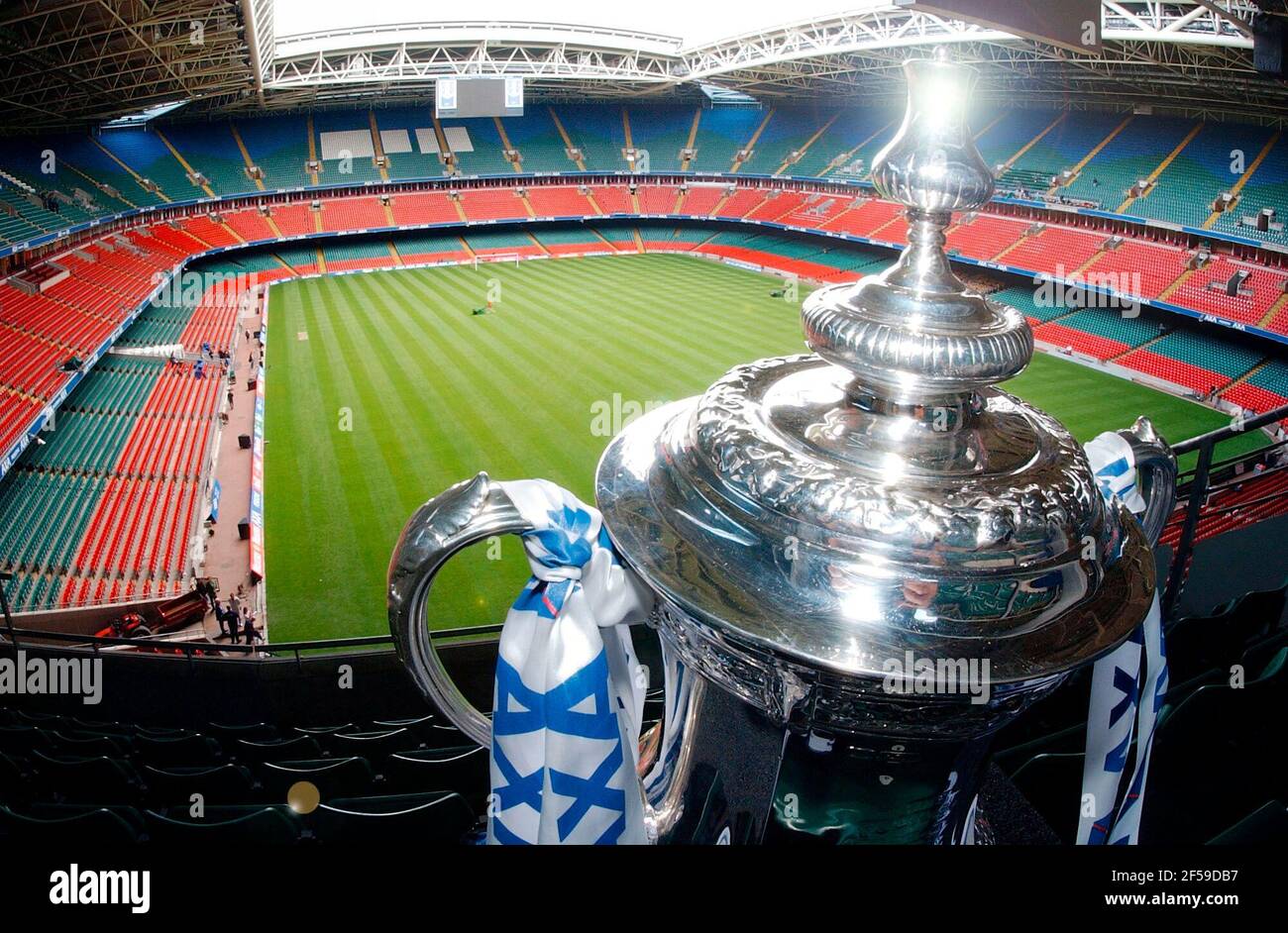 THE F.A.CUP IN THE MILLENNIUM STADIUM 3/5/2002 PICTURE DAVID ASHDOWNFA CUP Stock Photo
