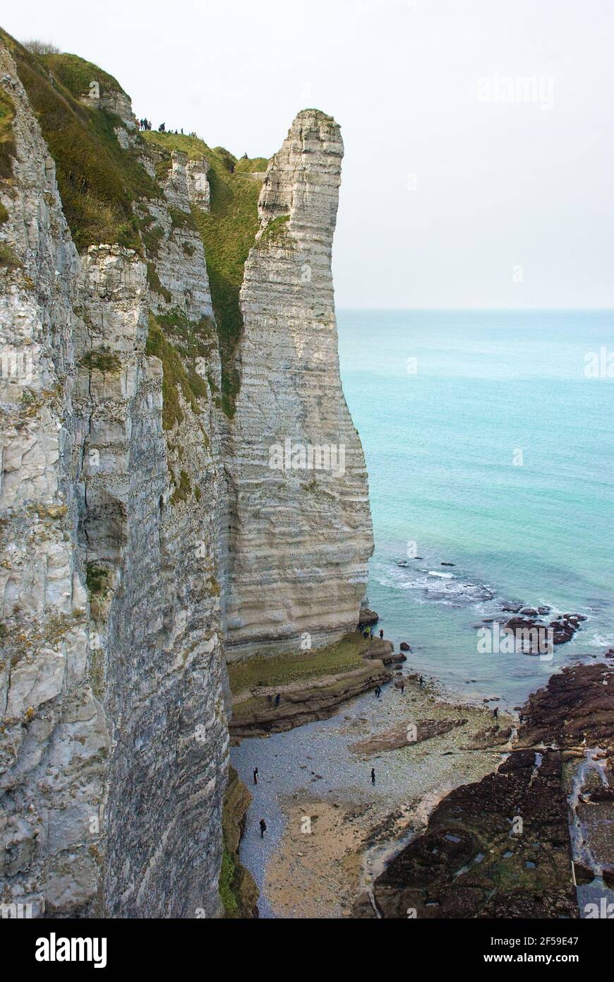 Beach etretat porte daval hi-res stock photography and images - Alamy