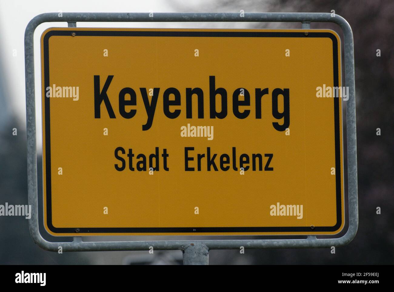 25 March 2021, North Rhine-Westphalia, Keyenberg: The place-name sign of the village of Keyenberg, which belongs to the town of Erkelenz. The village is to make way for the Garzweiler opencast lignite mine.      (to dpa 'Lignite decision: government wants new jobs') Photo: Henning Kaiser/dpa Stock Photo