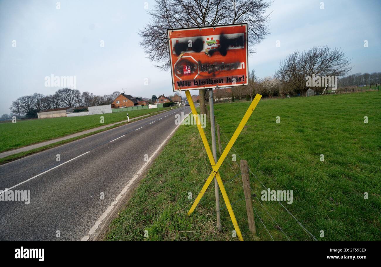 25 March 2021, North Rhine-Westphalia, Keyenberg: A sign with the inscription 'Stop Rheinbraun, we stay here' was sprayed over with paint. The village is to make way for the Garzweiler open-cast lignite mine.      (to dpa 'Lignite decision: government wants new jobs') Photo: Henning Kaiser/dpa Stock Photo