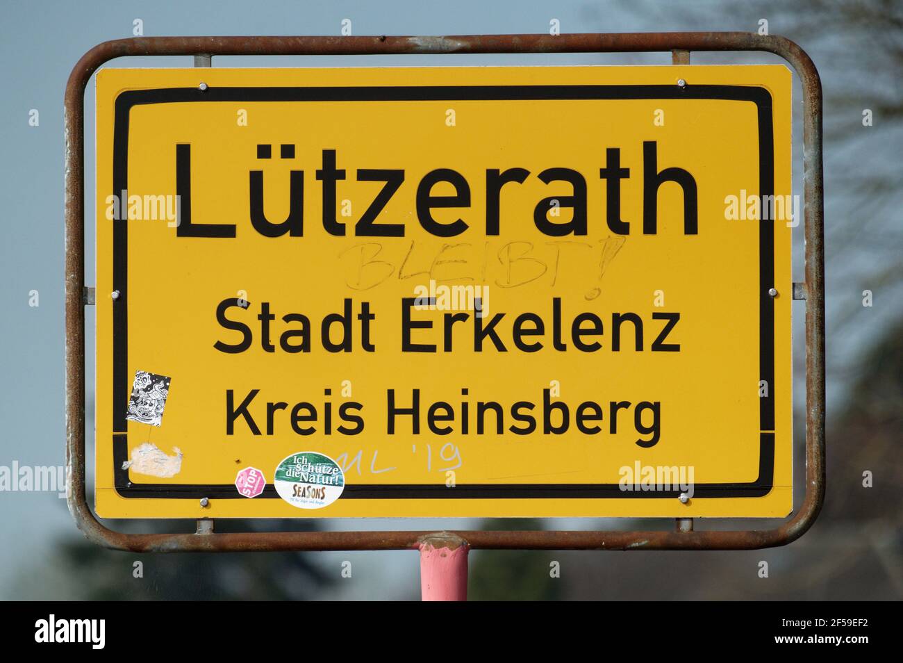 25 March 2021, North Rhine-Westphalia, Lützerath: The place-name sign of the village of Lützerath, which belongs to the town of Erkelenz. The village is to make way for the Garzweiler opencast lignite mine.      (to dpa 'Lignite decision: government wants new jobs') Photo: Henning Kaiser/dpa Stock Photo