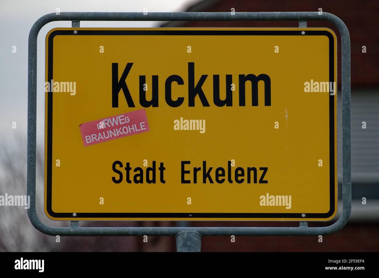 25 March 2021, North Rhine-Westphalia, Erkelenz: The place-name sign of the village of Kuckum, which belongs to the town of Erkelenz. The village is to make way for the Garzweiler opencast lignite mine.      (to dpa 'Lignite decision: government wants new jobs') Photo: Henning Kaiser/dpa Stock Photo