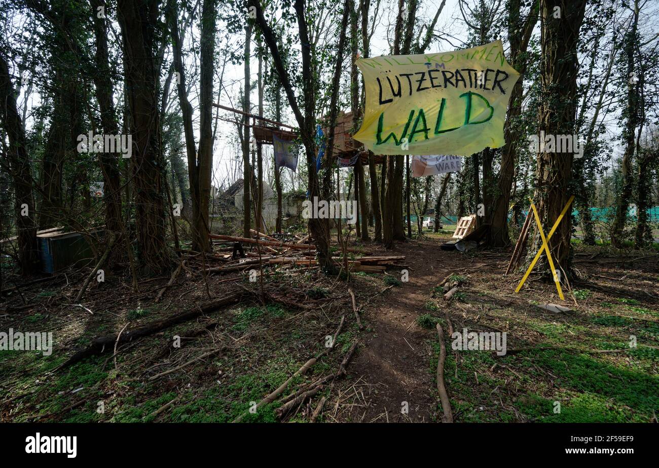 25 March 2021, North Rhine-Westphalia, Lützerath: Tree houses and posters of a protest camp hang in a grove near the village of Lützerath, which is to make way for the Garzweiler open-cast lignite mine.      (to dpa 'Lignite decision: government wants new jobs') Photo: Henning Kaiser/dpa Stock Photo