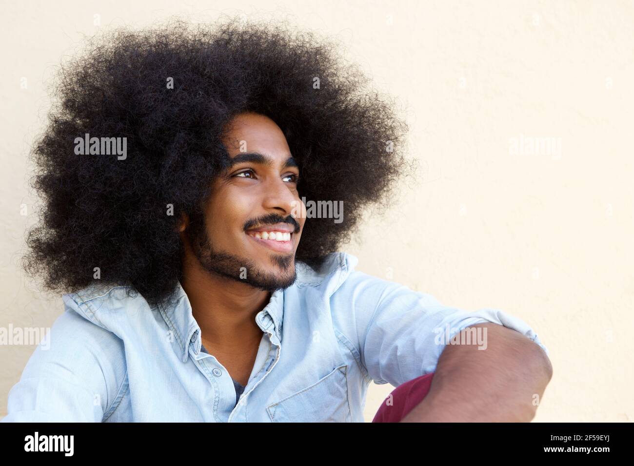 Man sitting looking away hi-res stock photography and images - Alamy