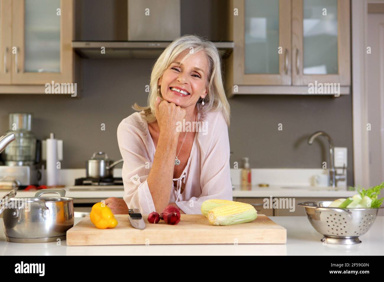 A Thoughtful Woman In The Kitchen - Fotografias de stock e mais imagens de  30-34 Anos - 30-34 Anos, Adulto, Adulto de idade mediana - iStock