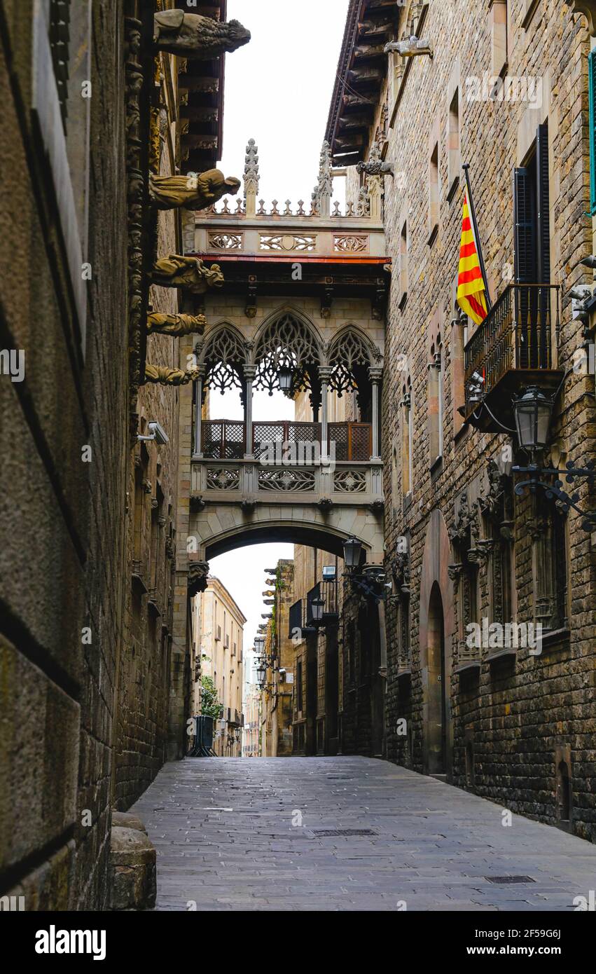 Bridge at Carrer del Bisbe in Barri Gotic (Bishop Street), Barcelona, Catalonia, Spain Stock Photo