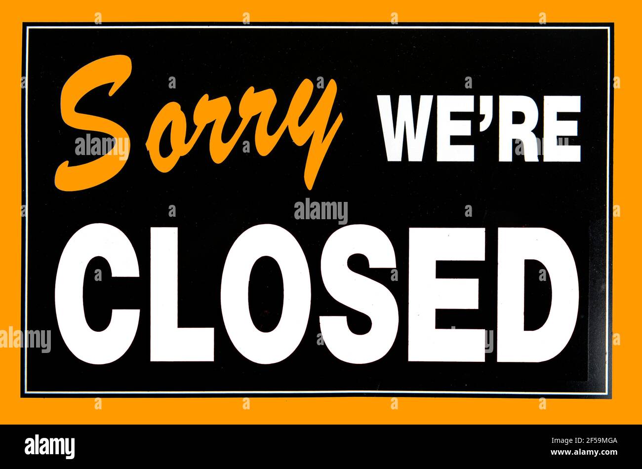 Freigestelltes Schild aus einem amerikanischen Shop ' Sorry, we´re closed ' .  Das Schild zeigt dem Kunden direkt und schon von weitem, ob das Geschäf Stock Photo