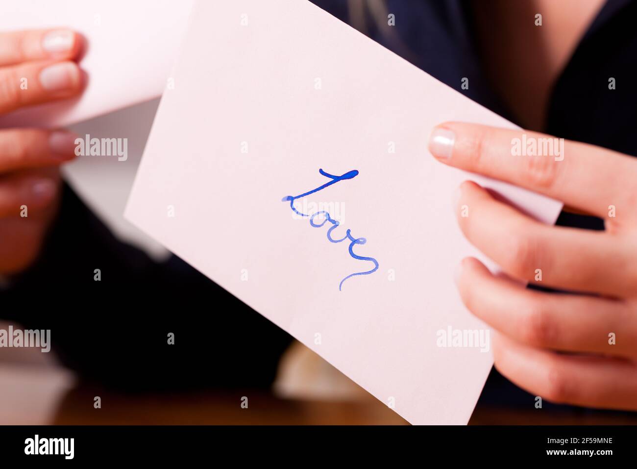 конверт в руках. девушка держит папку в руках. елизавета филоненко. человек с документами в руках. девушка с письмом в руках.